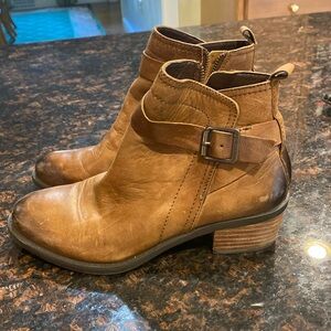 Vince Camaro leather bootie! 6.5 . Like new.